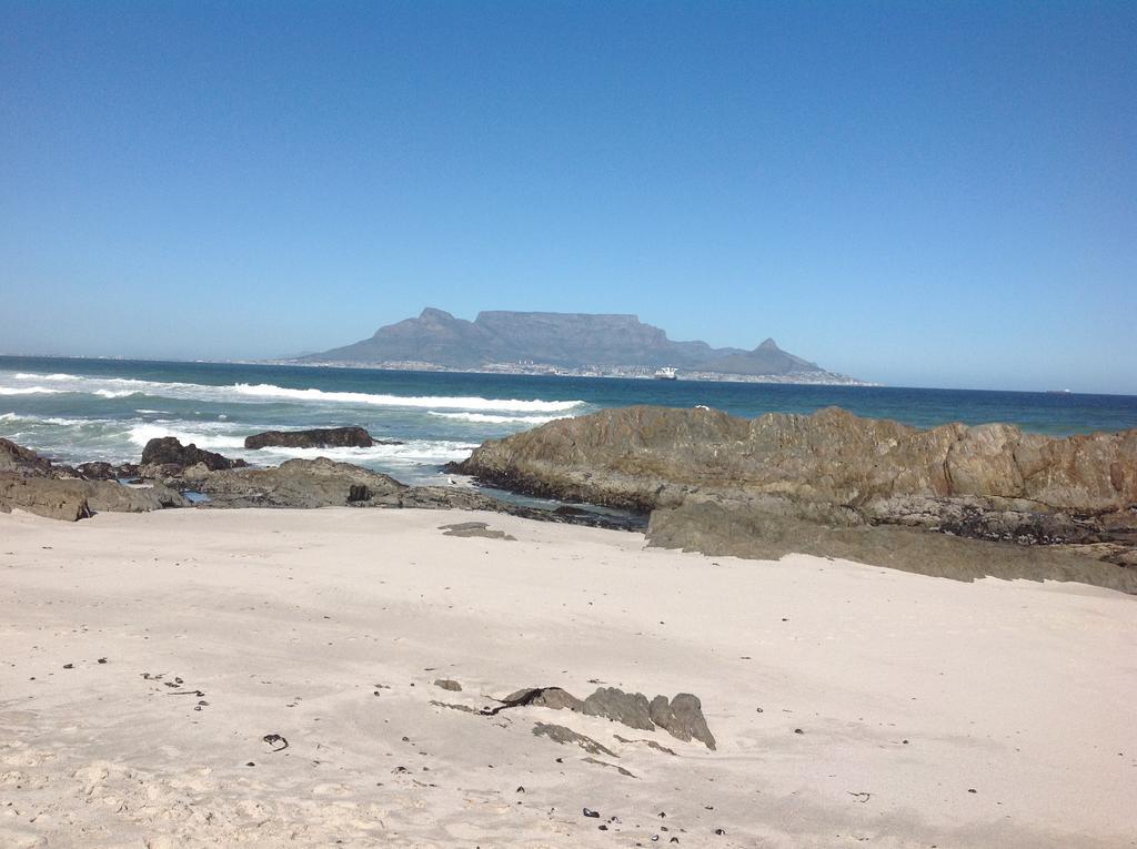 White Waves Beach House Bloubergstrand Esterno foto