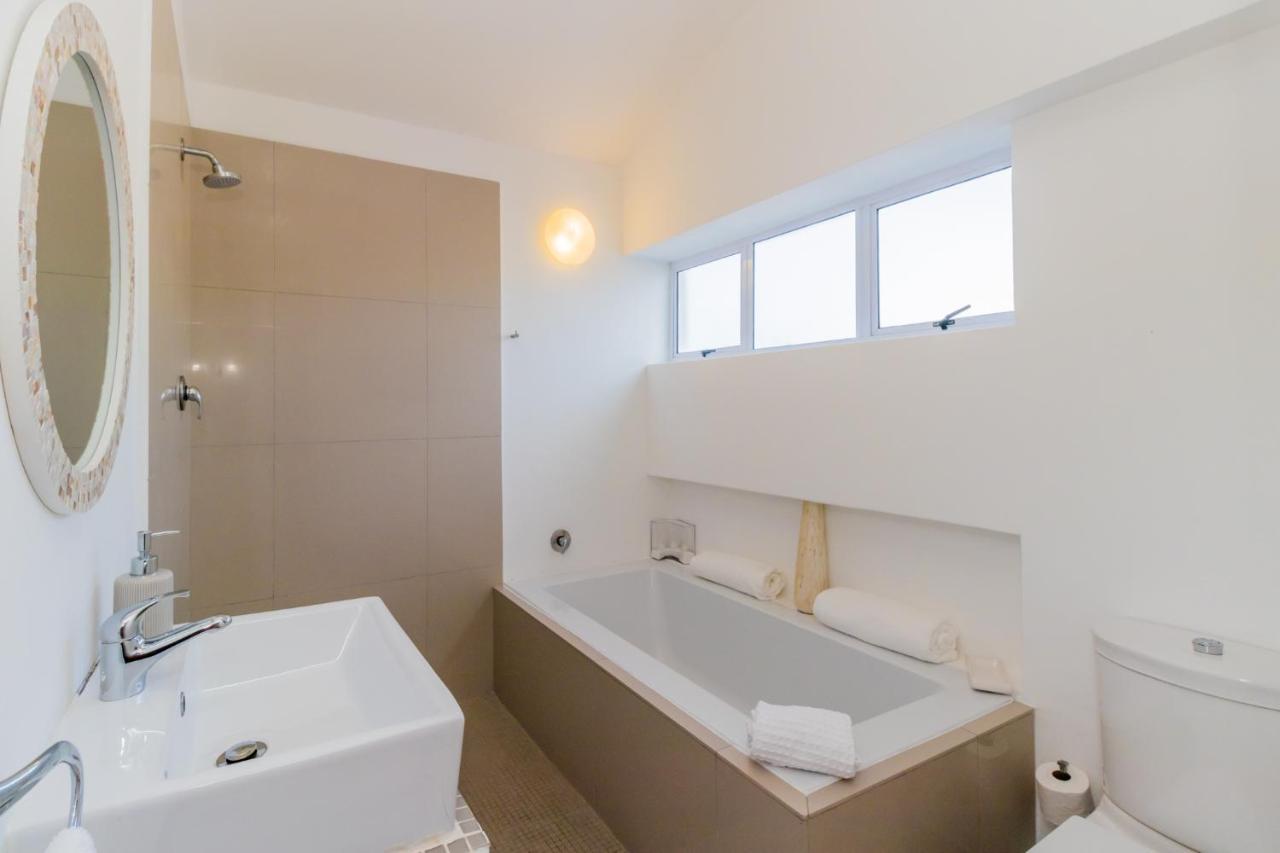 White Waves Beach House Bloubergstrand Esterno foto